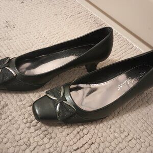 NEW Women's 7.5 kitten heel pumps - Easy Street